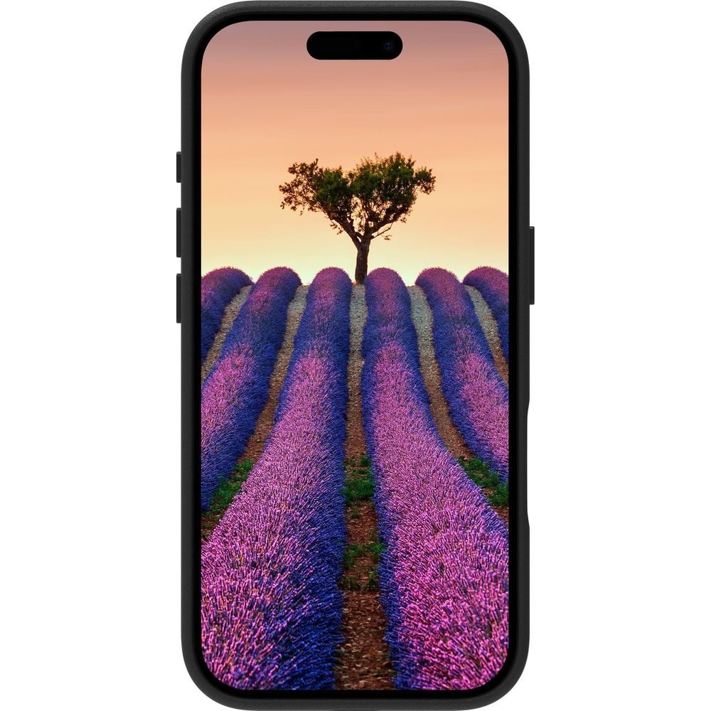 Uno smartphone mostra un vivace campo di lavanda viola con un singolo albero al tramonto.