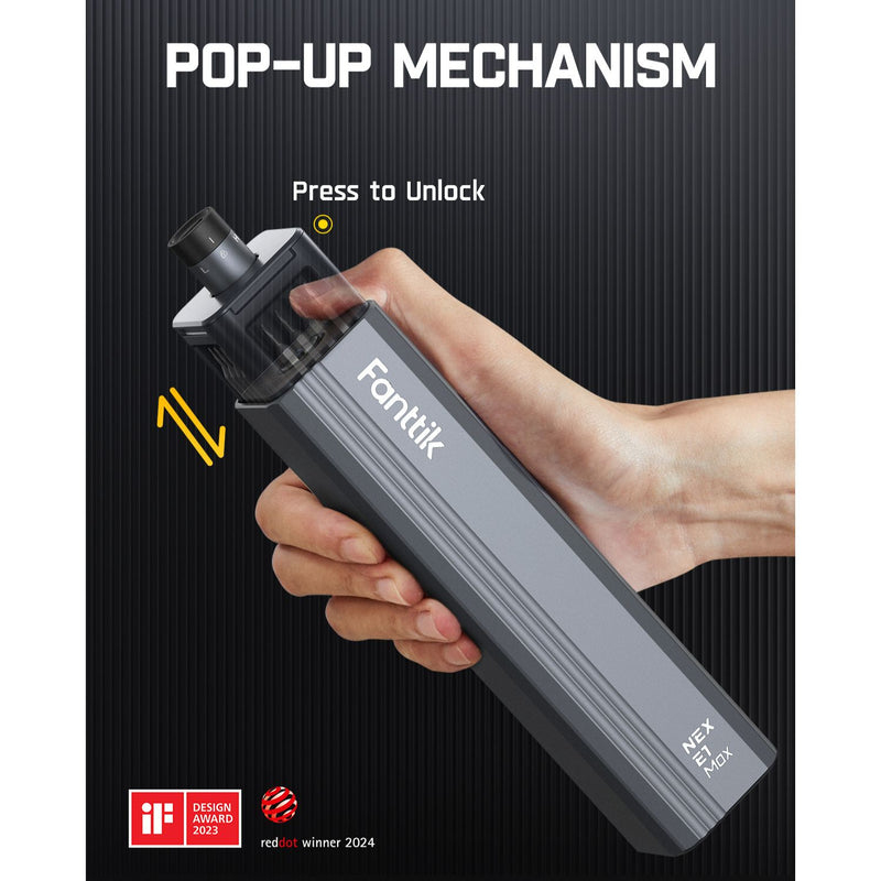 Ręka naciska mechanizm wyskakujący szarego urządzenia Fanttik na ciemnym tle.