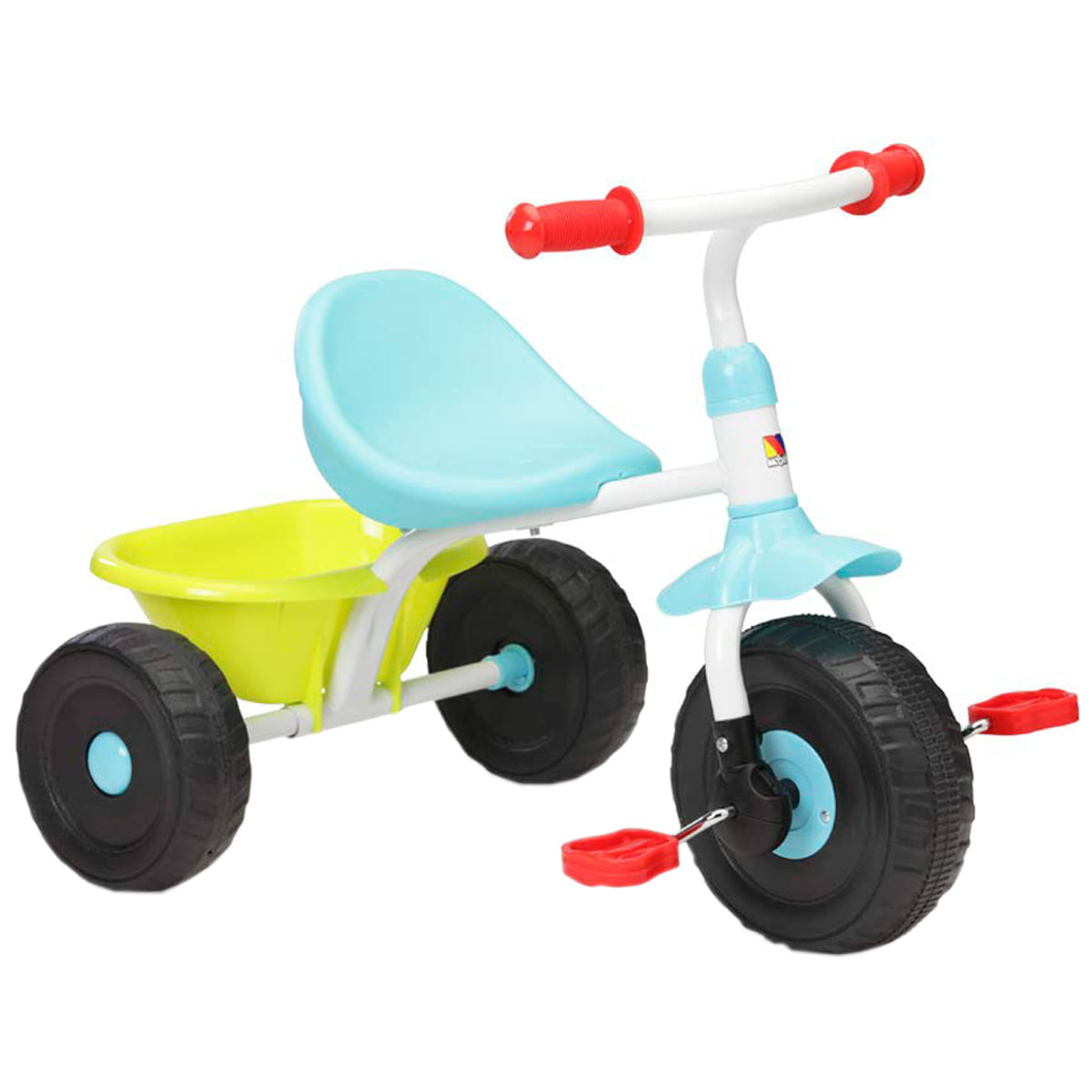 Un triciclo infantil colorido con estructura blanca, asiento azul, cesta amarilla, pedales rojos y ruedas negras sobre fondo blanco.
