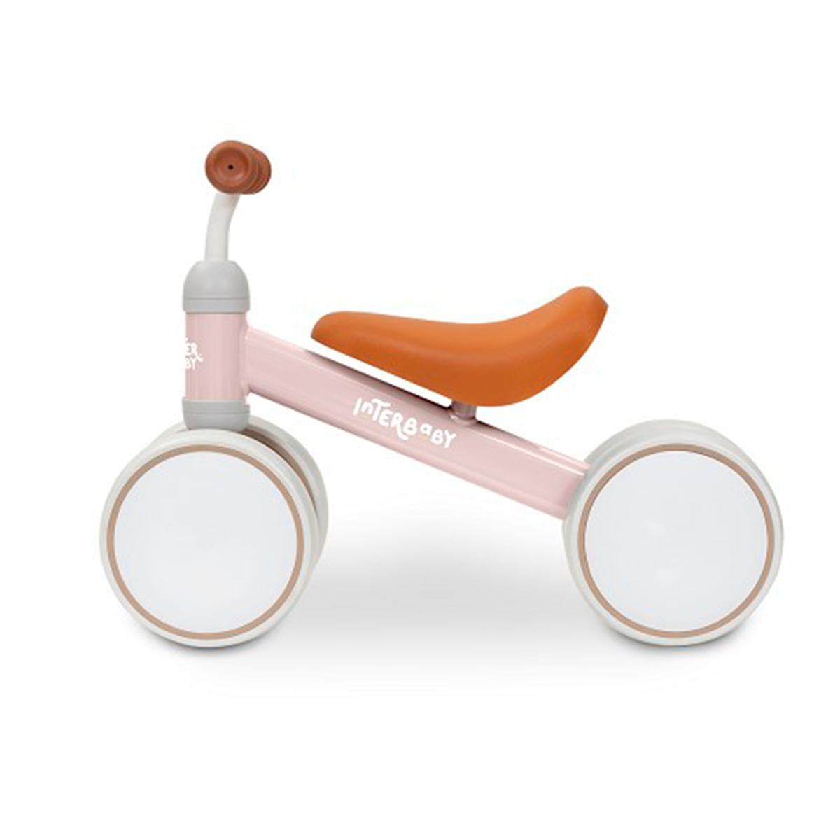 Bicicleta rosa para niños pequeños con asiento naranja y cuatro ruedas blancas sobre fondo blanco.