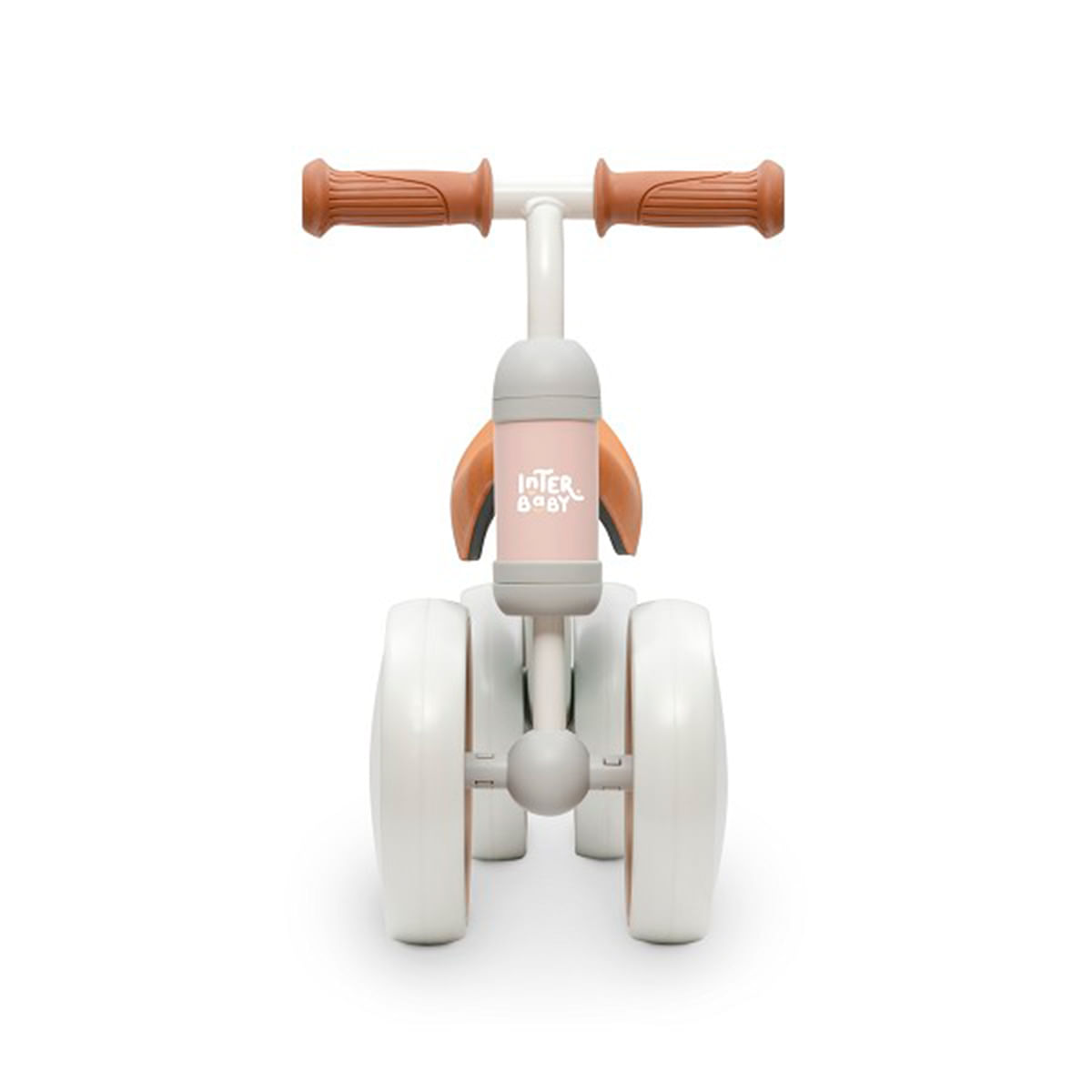 Una pequeña bicicleta de equilibrio blanca y beis para bebés con cuatro ruedas y manillares de goma marrón, vista de frente.
