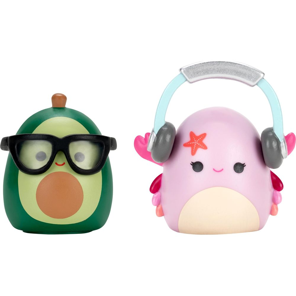 Dos pequeñas figuras: un aguacate verde con gafas y un cangrejo rosa con auriculares sobre un fondo blanco.