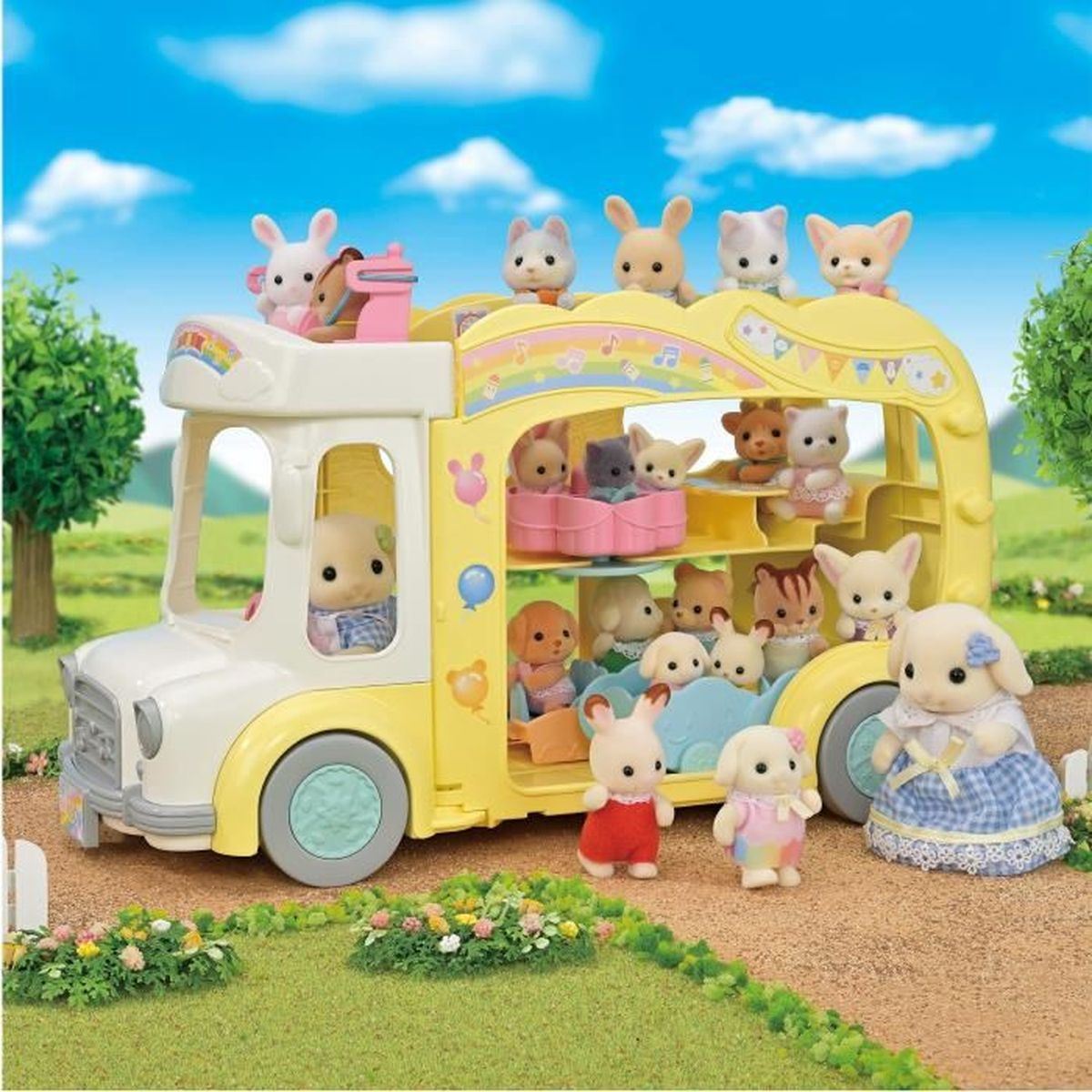 Un autobús de juguete amarillo y blanco lleno de pequeñas figuras de animales, al aire libre.