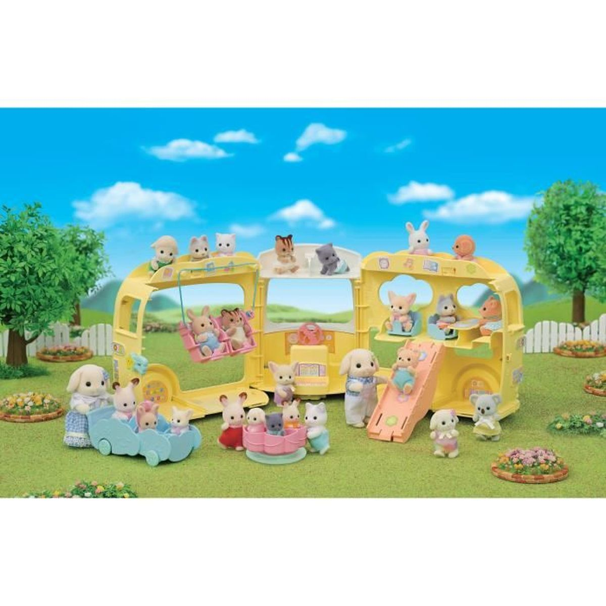 Autobús de juguete de Sylvanian Families con muchas figuras de animales pequeños jugando al aire libre.