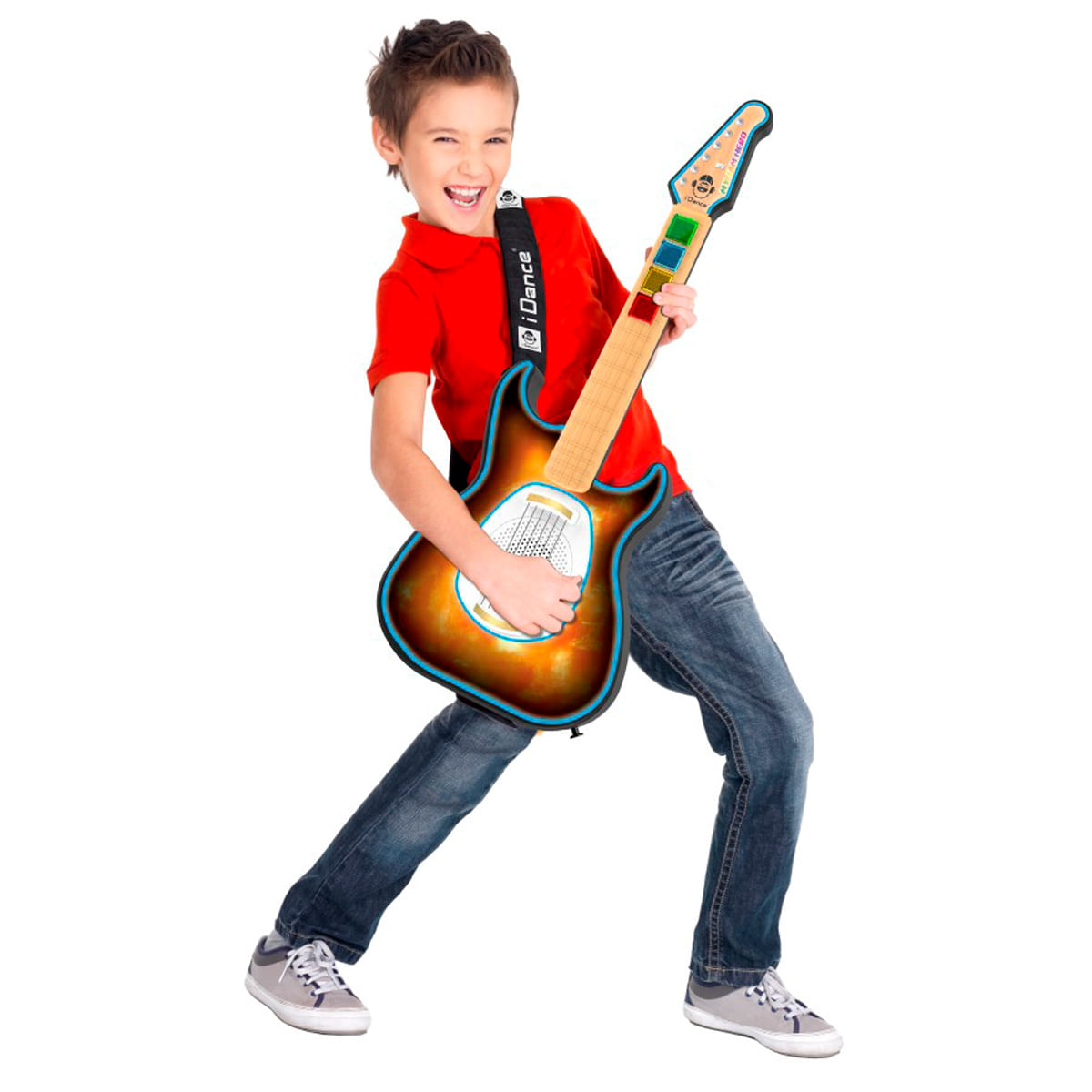 Un niño con camisa roja y jeans toca emocionado una colorida guitarra de juguete.