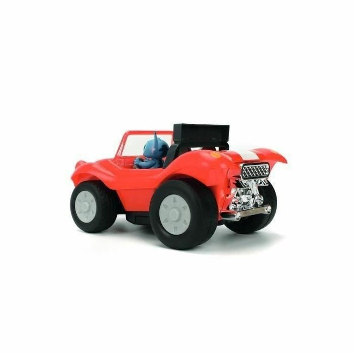 Un coche de juguete rojo con neumáticos grandes, una franja blanca y una figura azul conduciendo sobre fondo blanco.
