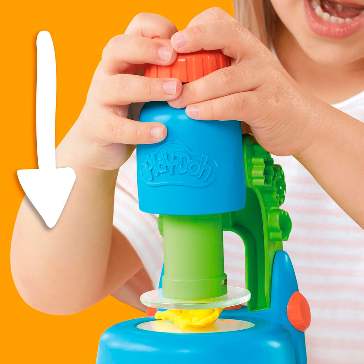 Un niño enrosca la tapa roja en un microscopio de juguete Play-Doh azul.