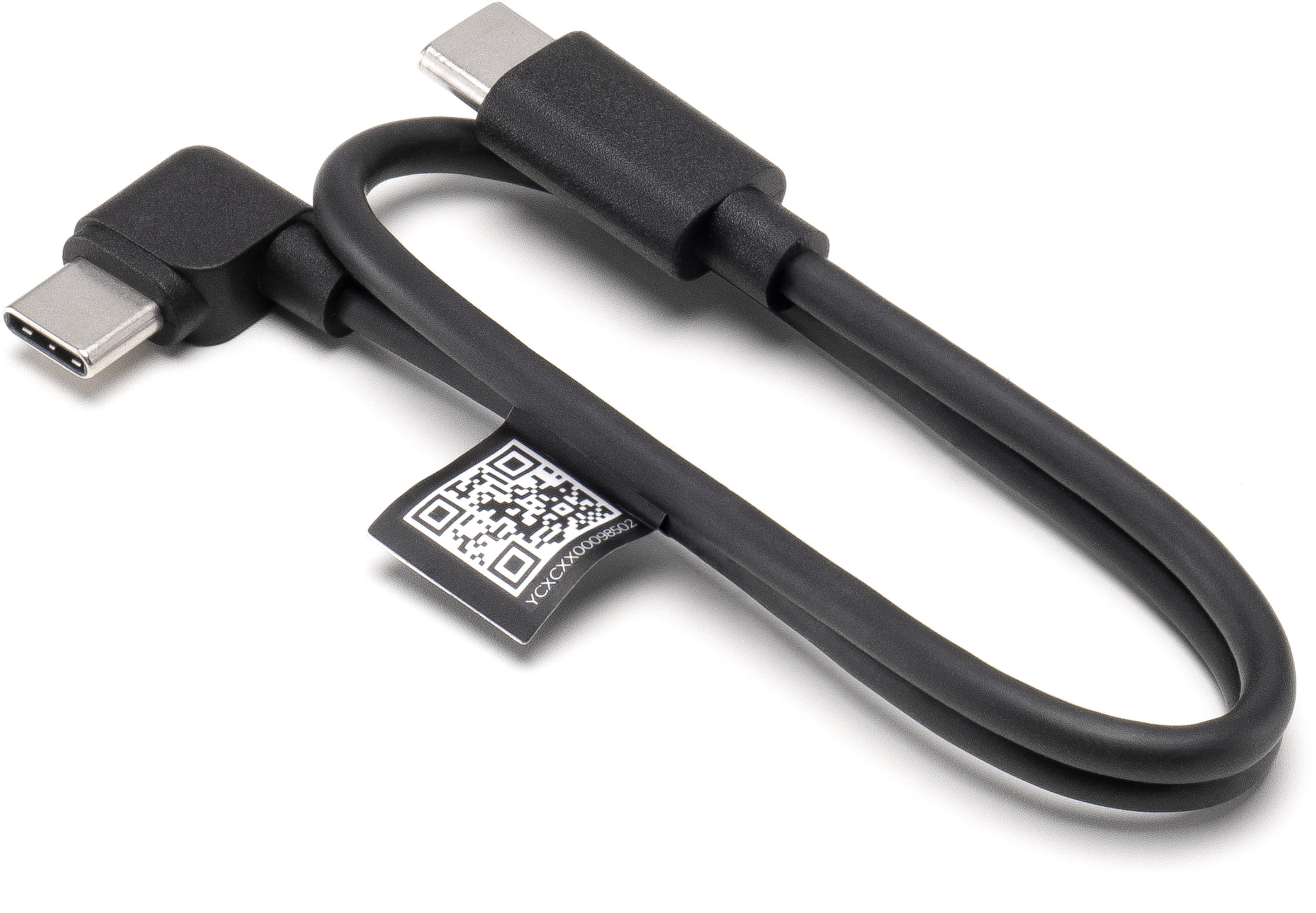 Czarny kabel USB-C z etykietą z kodem QR na białym tle.