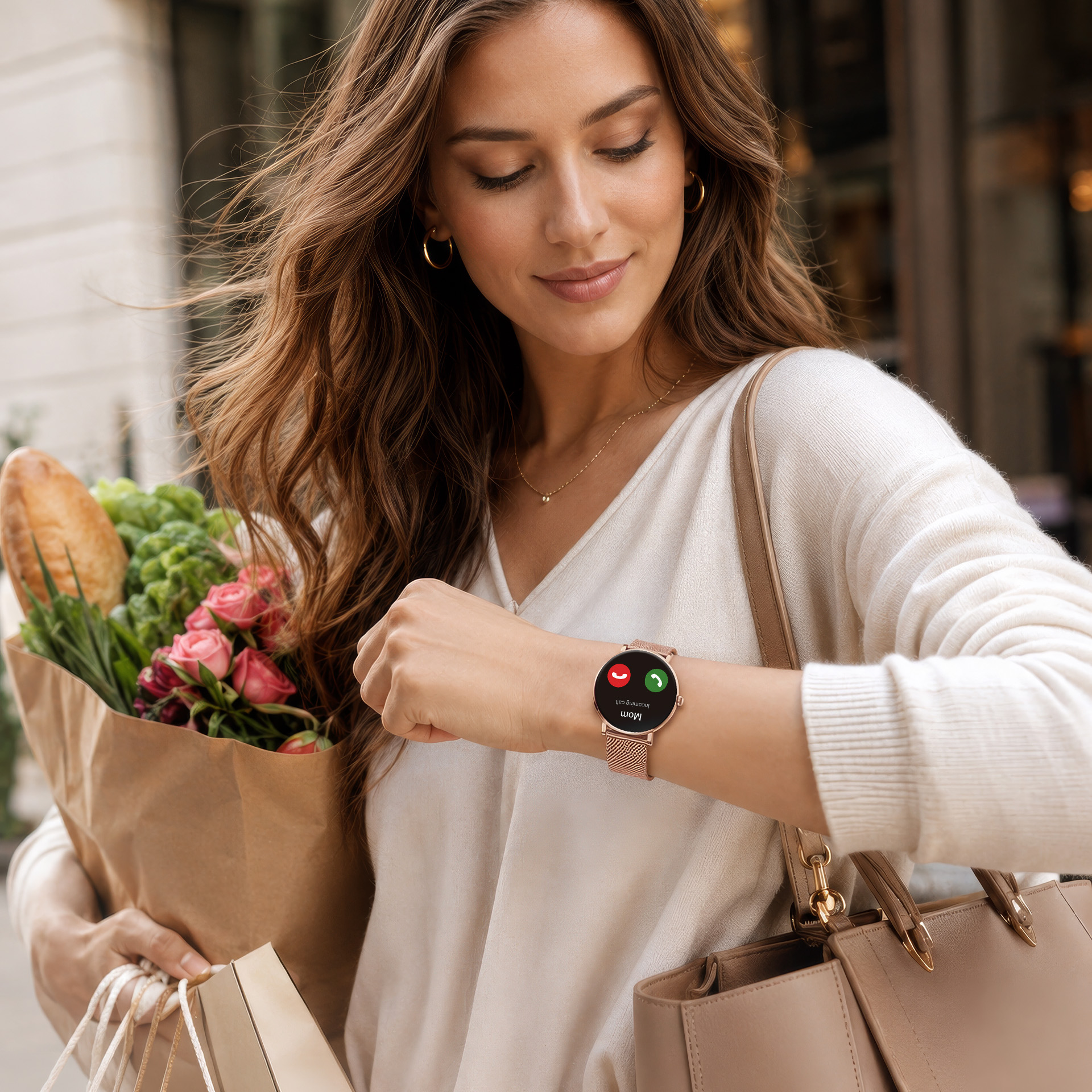 Kobieta w białym ubraniu trzyma kwiaty i chleb, patrząc na swój smartwatch.