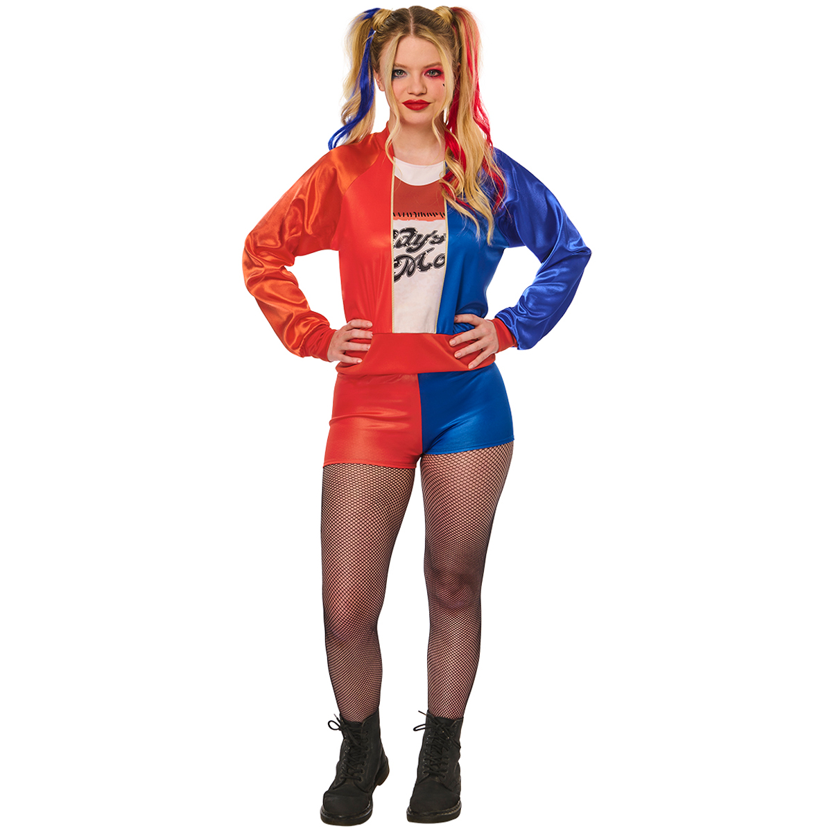 Mujer con disfraz de Harley Quinn, chaqueta roja y azul, pantalones cortos, medias de red y coletas.