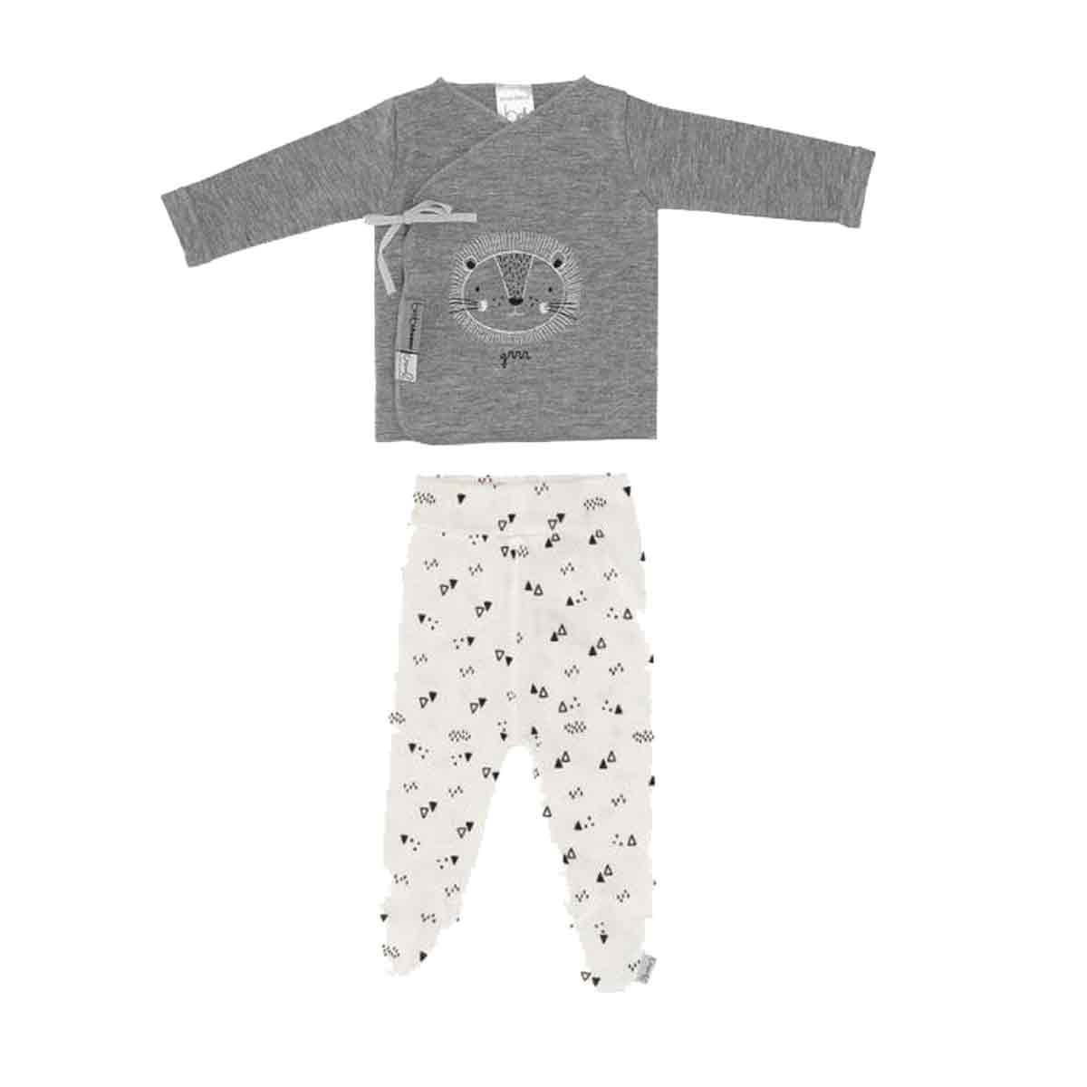 Camisa cruzada gris de manga larga con león y pantalón blanco a juego con patrón de triángulos negros.