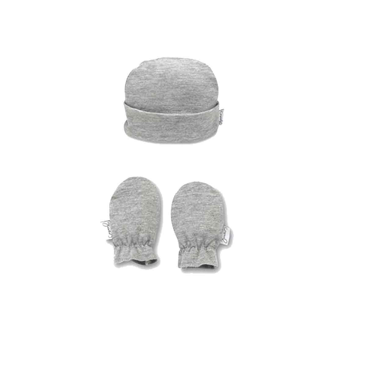 Un conjunto de bebé gris con gorro y manoplas a juego sobre fondo blanco.