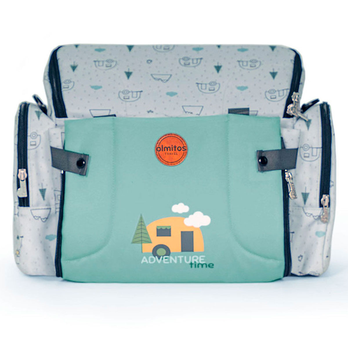 Un bolso cambiador verde y gris con un diseño de autocaravana y el texto Adventure Time.
