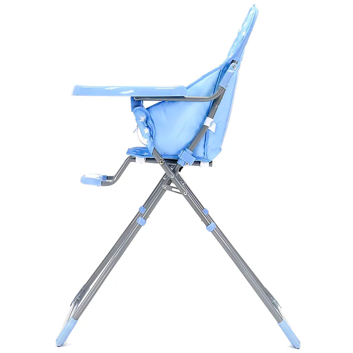 Vista lateral de una trona azul para bebé con patas de metal gris y una bandeja pequeña sobre fondo blanco.