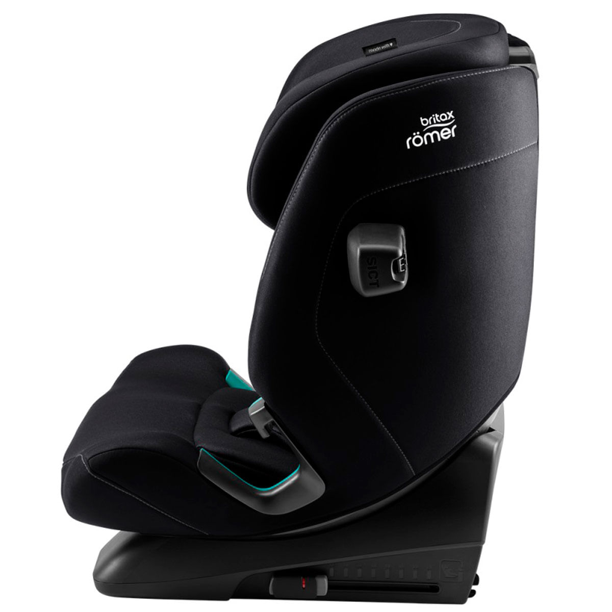 Vista lateral de una silla de coche infantil Britax Römer negra sobre fondo blanco.