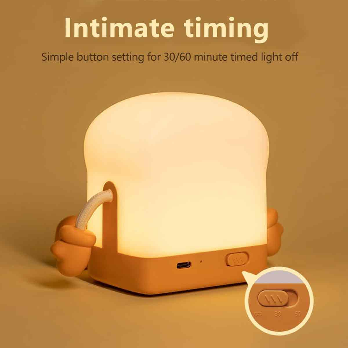 Eine toastbrotförmige, orange Lampe mit Zeitschaltuhr und Händen auf gelbem Hintergrund.