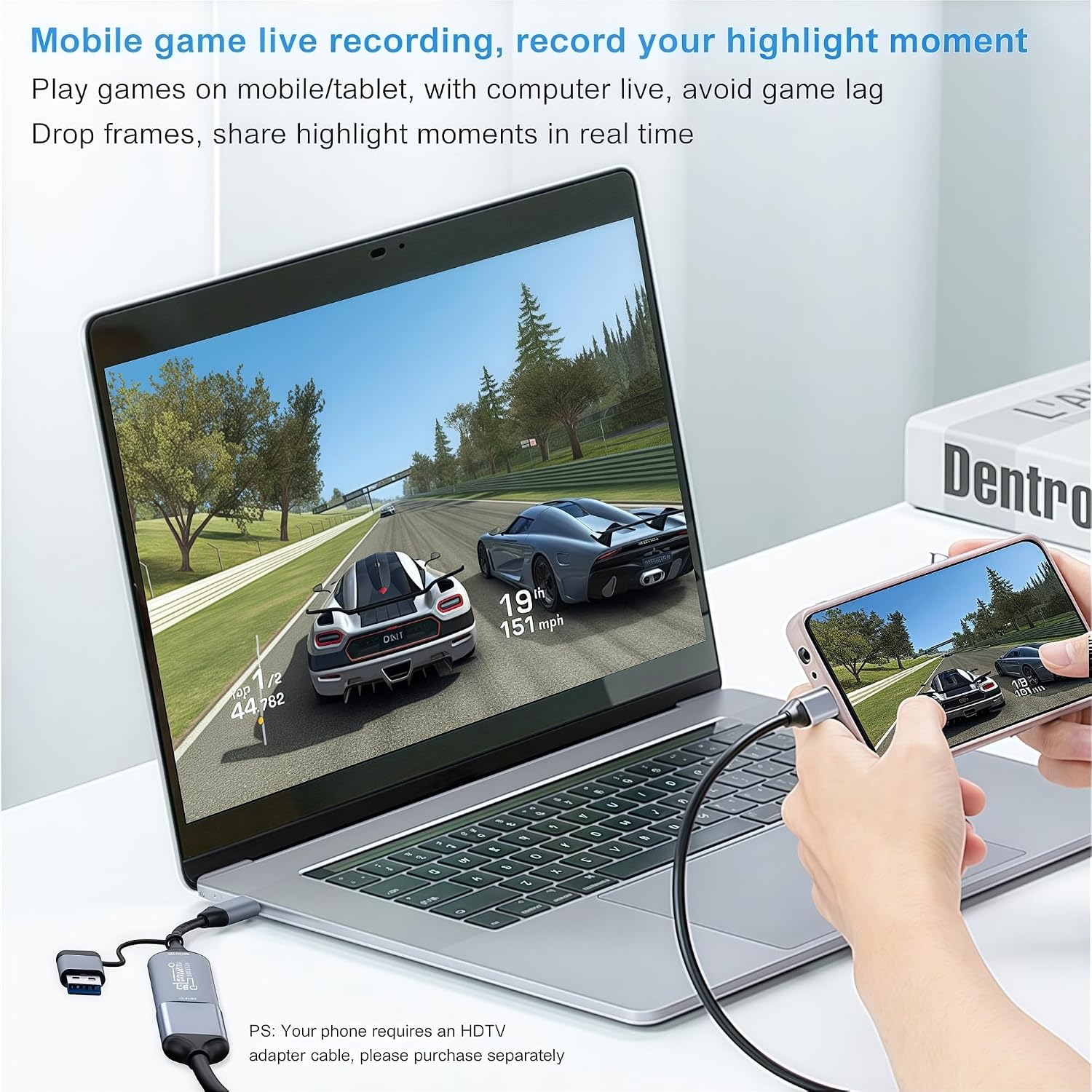 Ein Smartphone ist über Kabel mit einem Laptop verbunden und zeigt ein Rennspiel, das auf dem Bildschirm spiegelt.