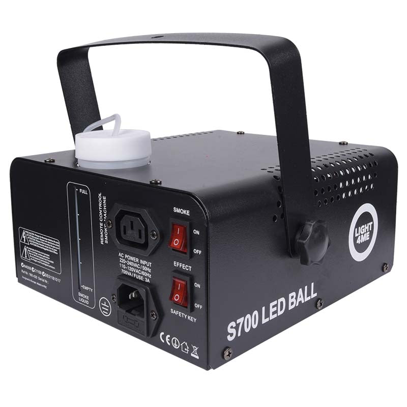 Eine schwarze S700 LED Ball Nebelmaschine mit Metallbügel, Steckdosen, Schaltern und weißem Tankverschluss.