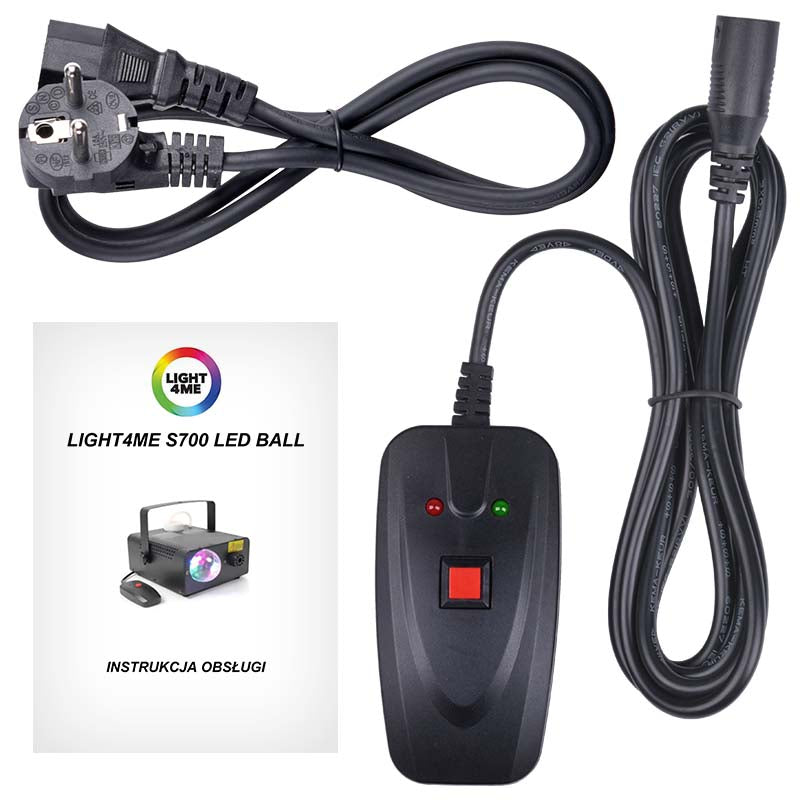 Ein schwarzes Netzkabel, eine Kabelfernbedienung mit rotem Knopf und ein Light4Me Handbuch auf weißem Grund.