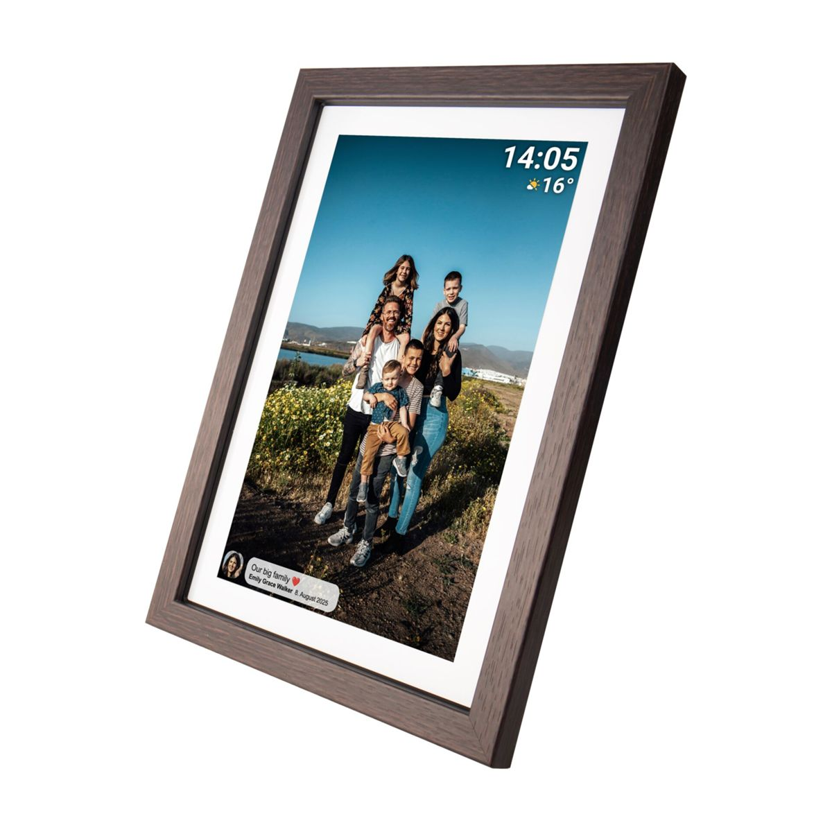 Een houten digitale fotolijst toont een gelukkig gezin buiten met tijd en weer.