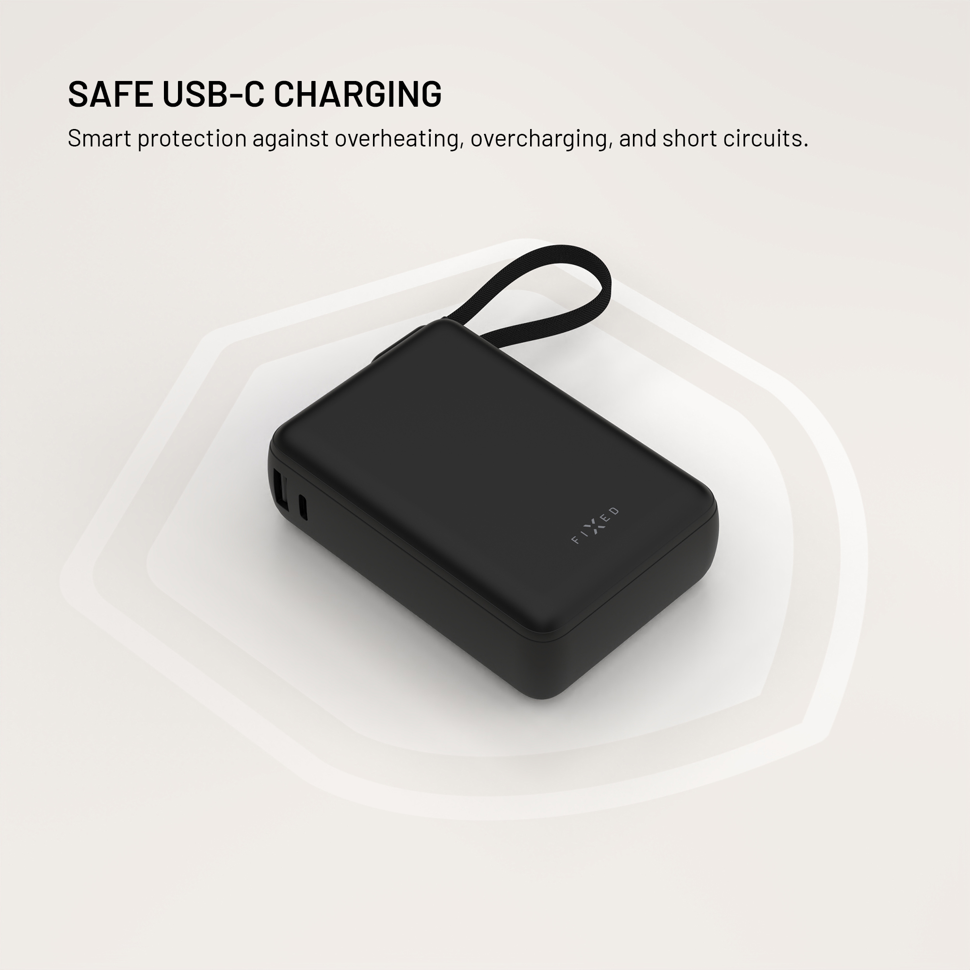 Eine schwarze Powerbank mit Schlaufe auf hellem Hintergrund bewirbt sicheres Laden über USB-C.