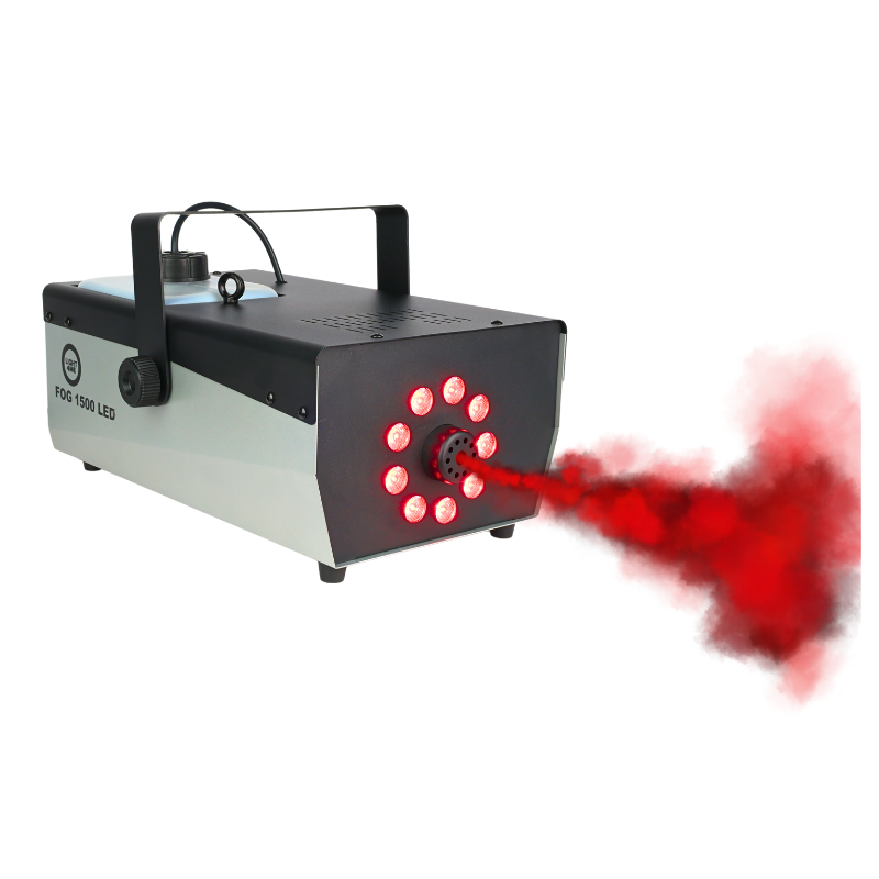 Eine grau-schwarze Nebelmaschine mit roten LEDs stößt eine rote Rauchwolke aus.