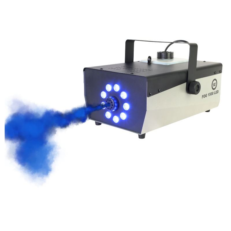 Eine schwarz-silberne FOG 1500 LED Nebelmaschine stößt eine blaue Rauchwolke aus.