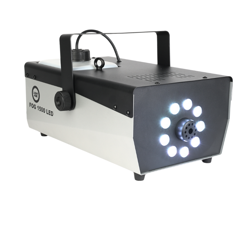 Eine weiß-schwarze Nebelmaschine Fog 1500 LED mit Haltegriff und ringförmigen LEDs um die Düse auf weißem Grund.