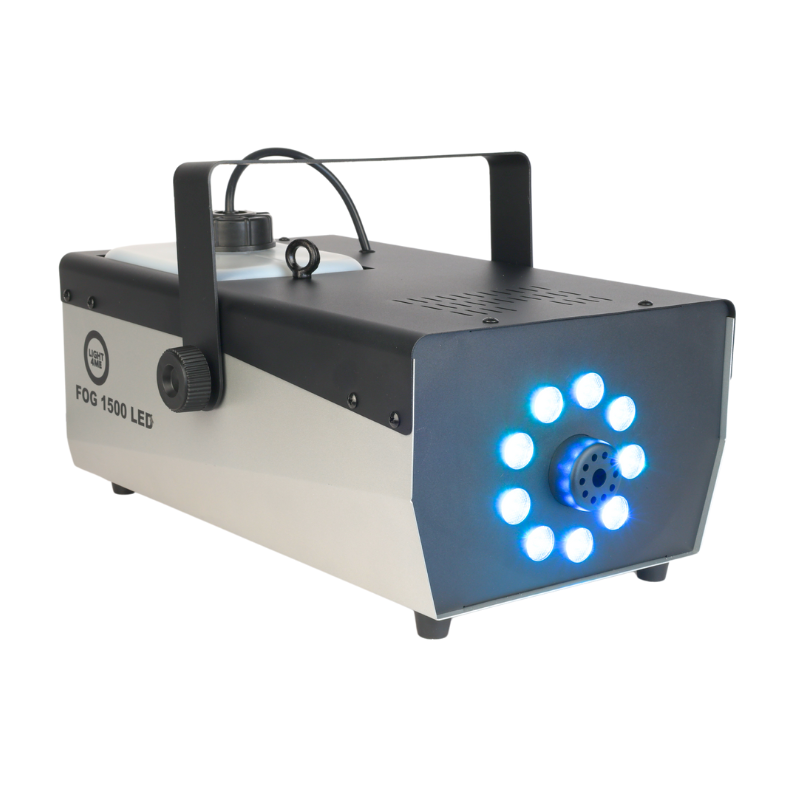 Eine silberne und schwarze Nebelmaschine mit einem Metallbügel und blauen LEDs um die Düse auf weißem Hintergrund.