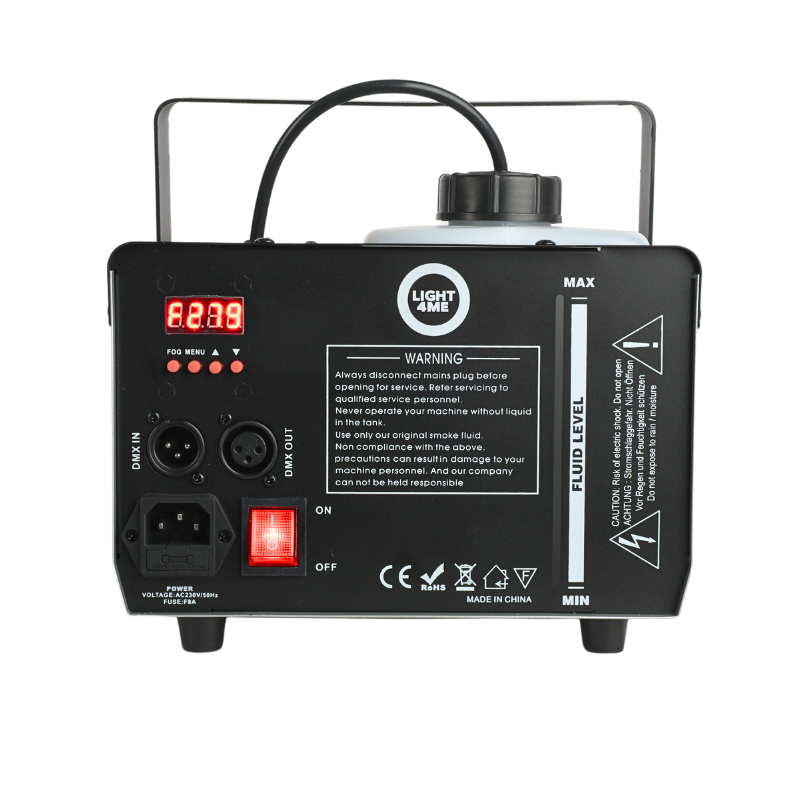 Rückansicht einer schwarzen Light4Me Nebelmaschine mit Digitaldisplay, DMX-Anschlüssen, Warnhinweisen und Füllstandsanzeige.