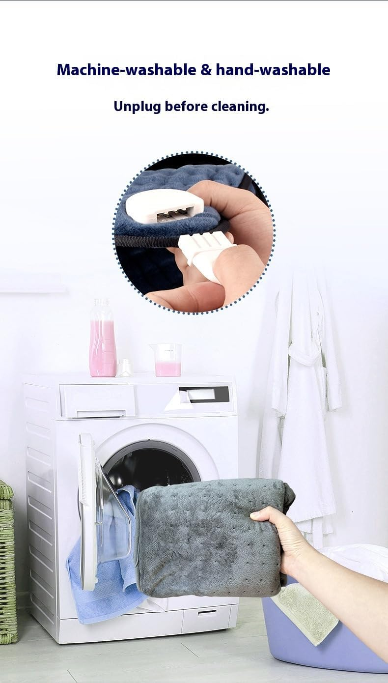 Hand hält eine graue Stoffmatte vor einer Waschmaschine. Oben wird ein weißes Kabel abgesteckt.