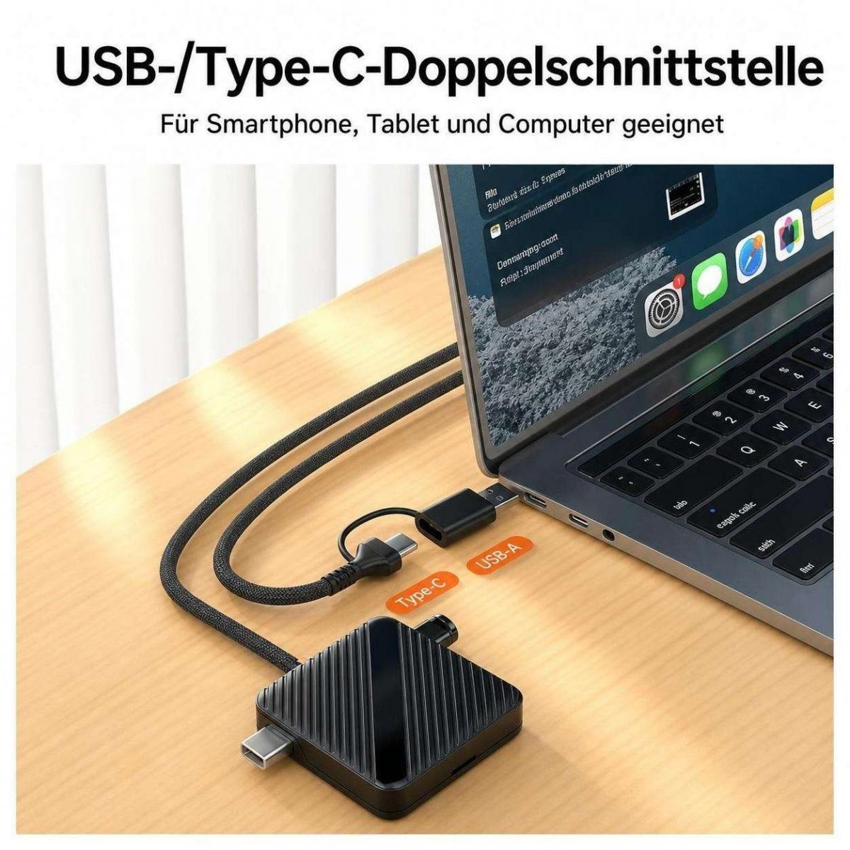 Ein schwarzer USB- und Type-C-Adapter ist an ein Laptop auf einem Holztisch angeschlossen.