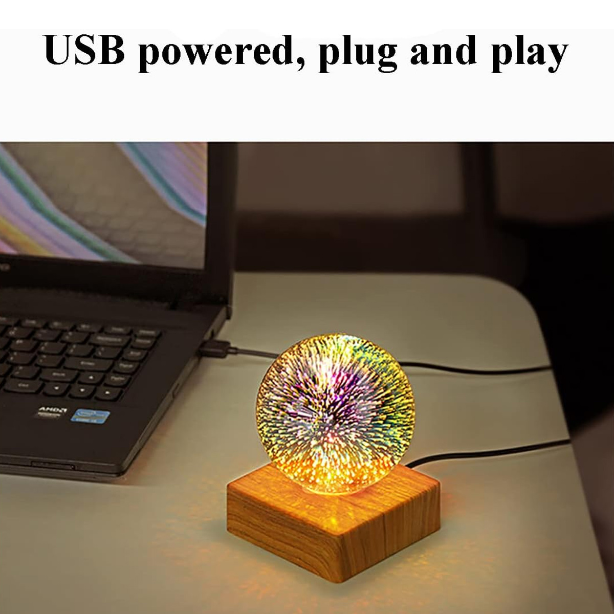 Beleuchtete 3D-Glasmurmelleuchte mit Holzsockel auf Schreibtisch neben Laptop.