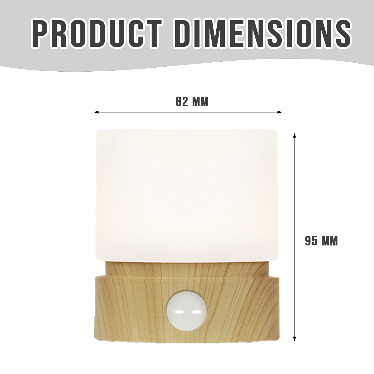 Produktabmessungen einer zylindrischen weißen Lampe mit Holzsockel: 82 mm Breite und 95 mm Höhe.