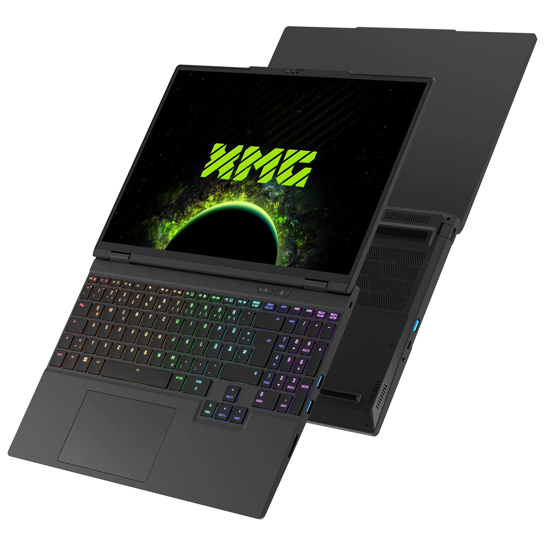 Ein schwarzer Laptop mit beleuchteter Tastatur und einem XMG-Logo auf dem Bildschirm vor dunklem Hintergrund.