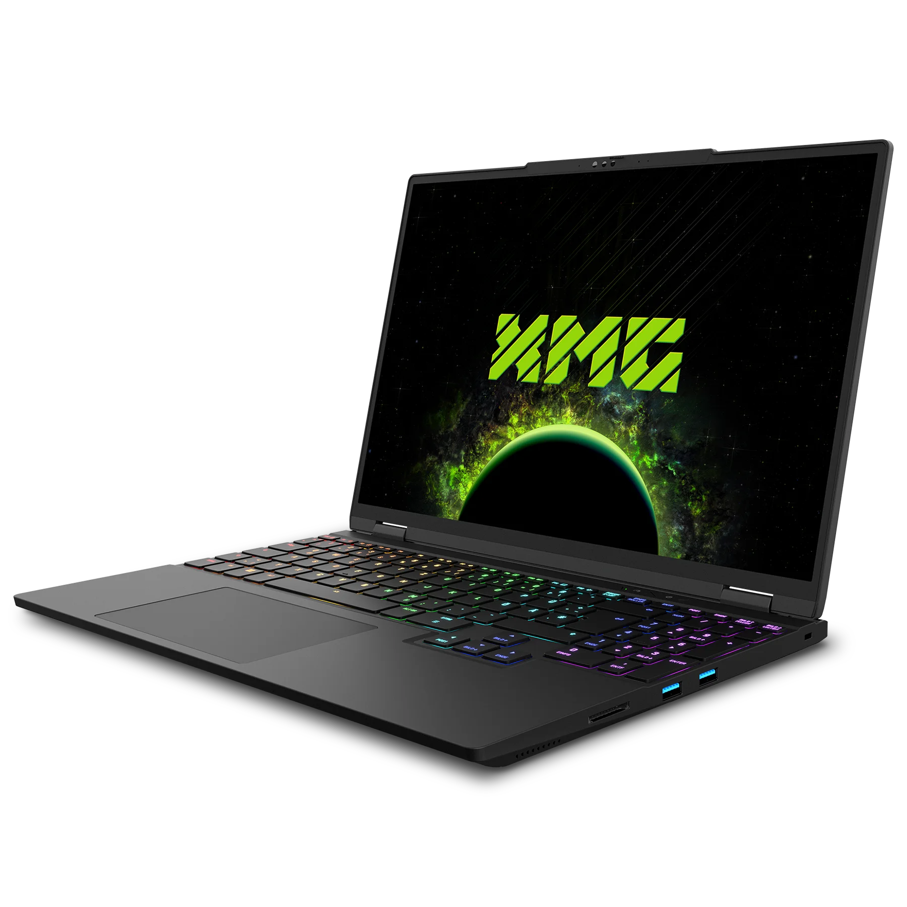 Ein schwarzer Gaming-Laptop mit beleuchteter Tastatur vor dunklem Hintergrund zeigt ein grünes XMG-Logo.
