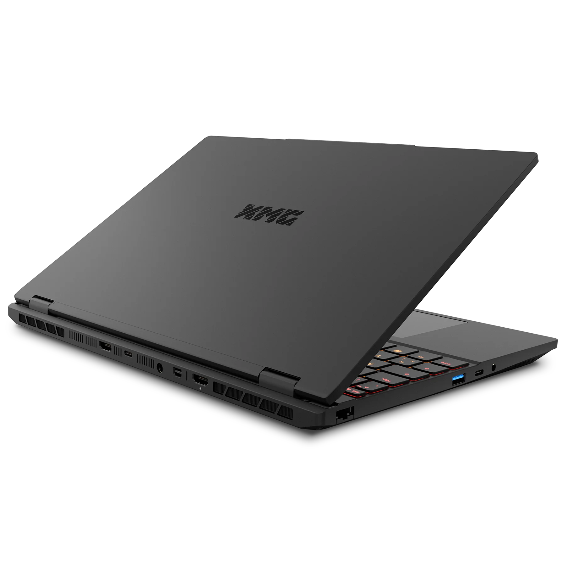 Ein schwarzer XMG-Laptop von hinten, zeigt Anschlüsse, Logo auf dem Deckel und beleuchtete Tastatur.