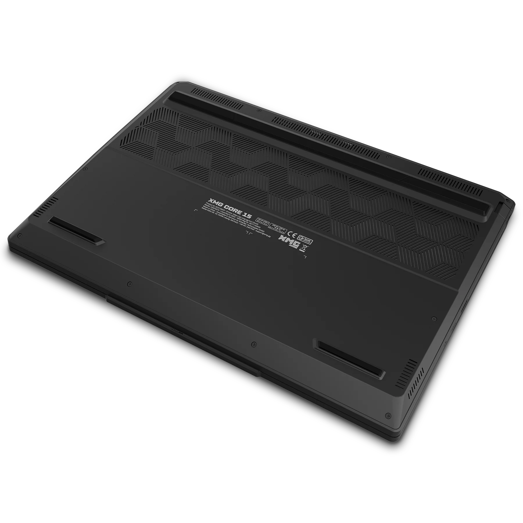 Die Unterseite eines schwarzen XMG CORE 15 Laptops mit Lüftungsgittern, Gummifüßen und Typenschildern.