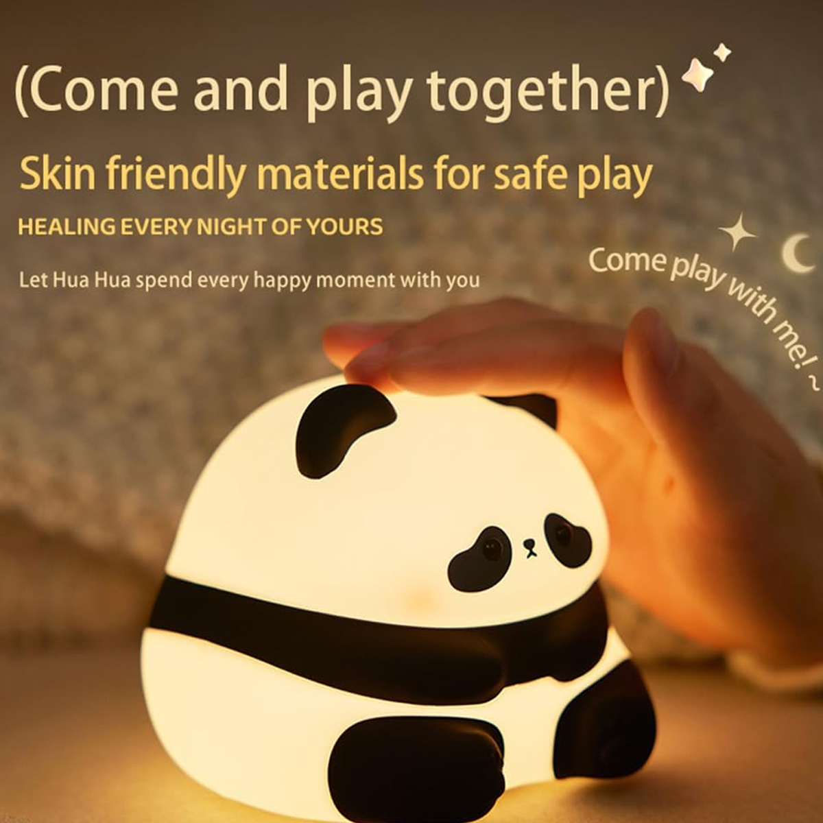 Eine Hand berührt sanft eine weiche, leuchtende Panda-Nachtlampe mit Werbetexten im Hintergrund.