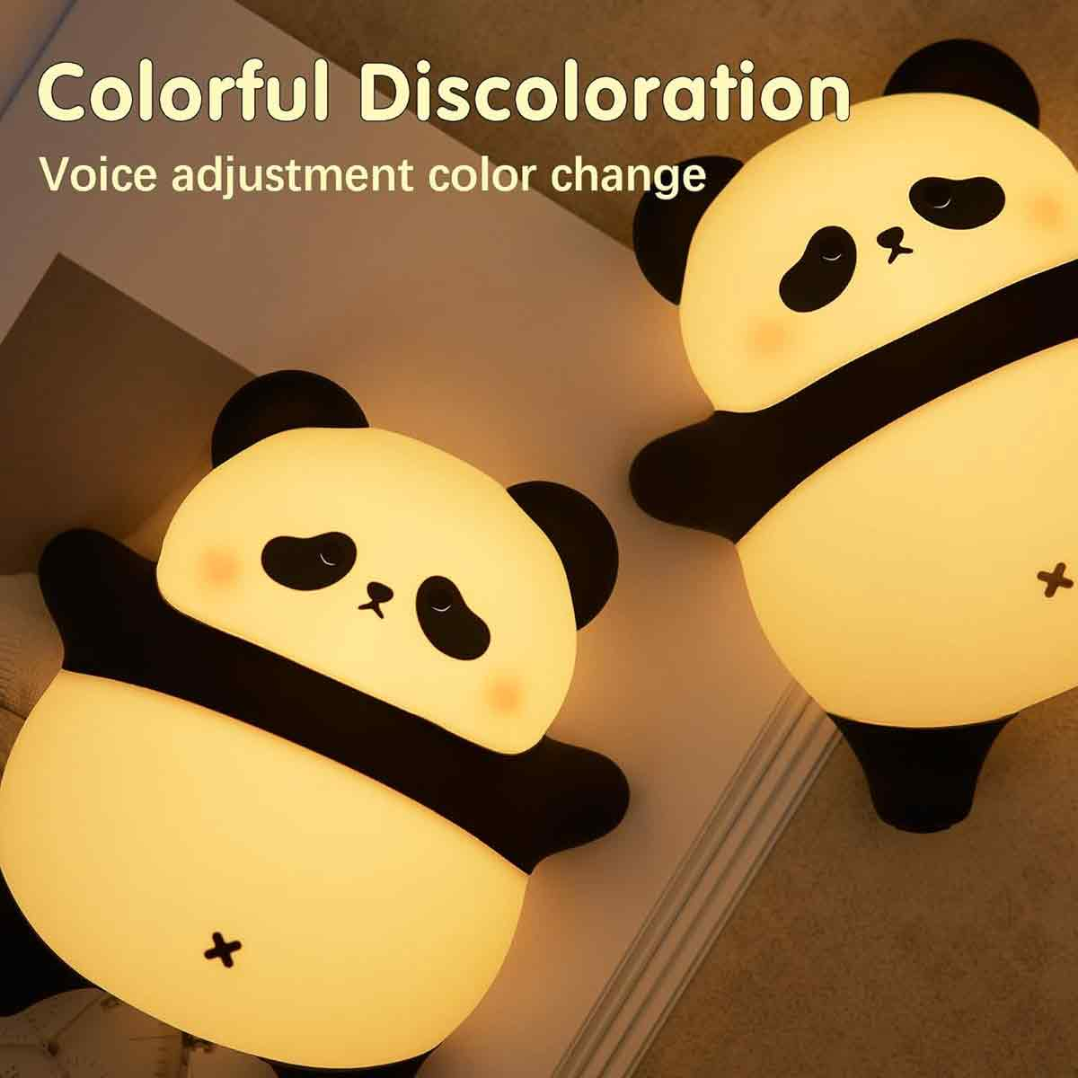 Zwei leuchtende Panda-Nachtlichter mit schwarzen Ohren, Augen und Armen an einer hellen Wand mit Text.