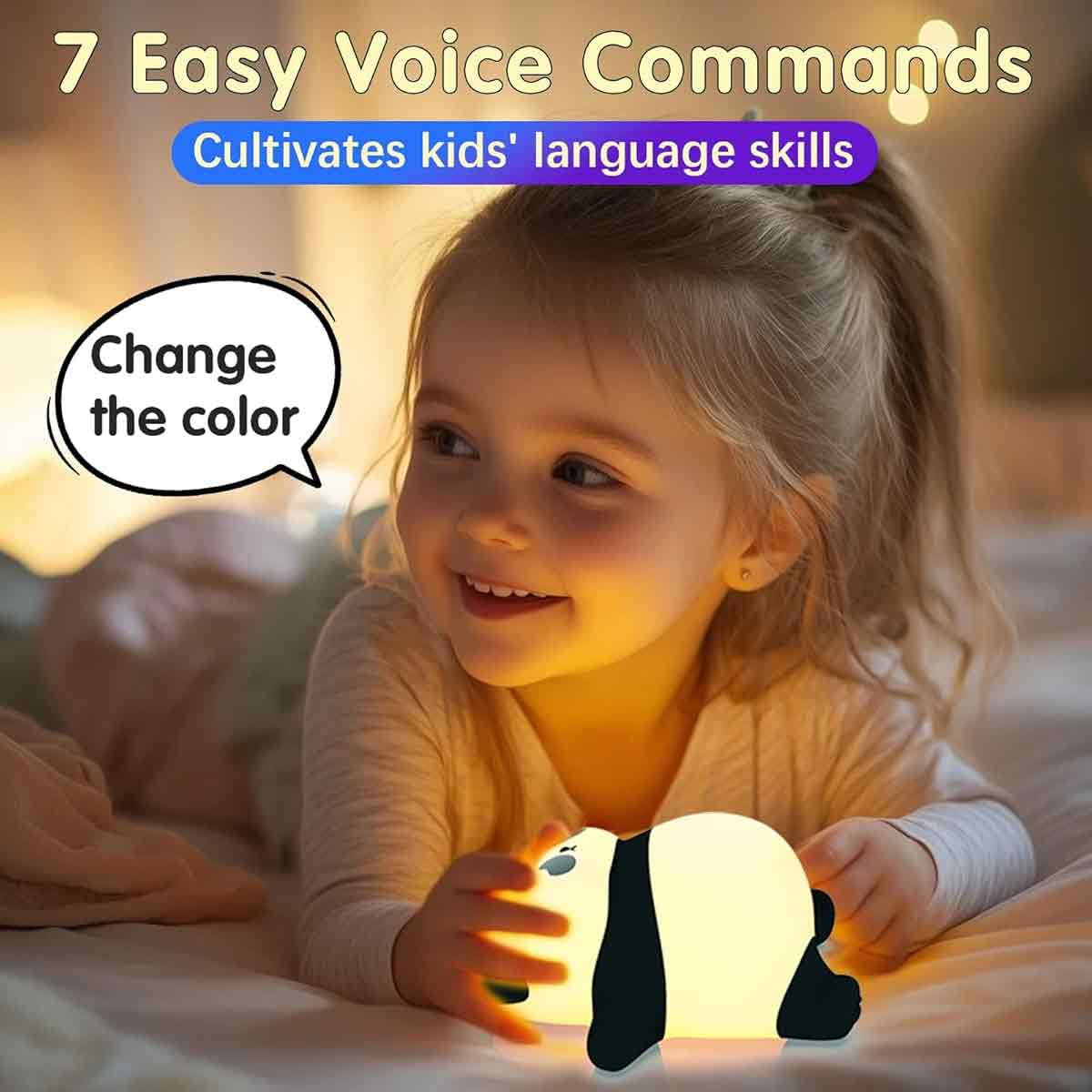 Ein smiling Mädchen liegt auf dem Bett und hält eine leuchtende Panda-Lampe.