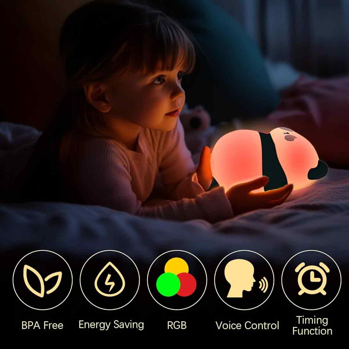 Ein junges Mädchen liegt im Bett und hält ein leuchtendes Panda-Nachtlicht. Unten Symbole für BPA-frei und mehr.