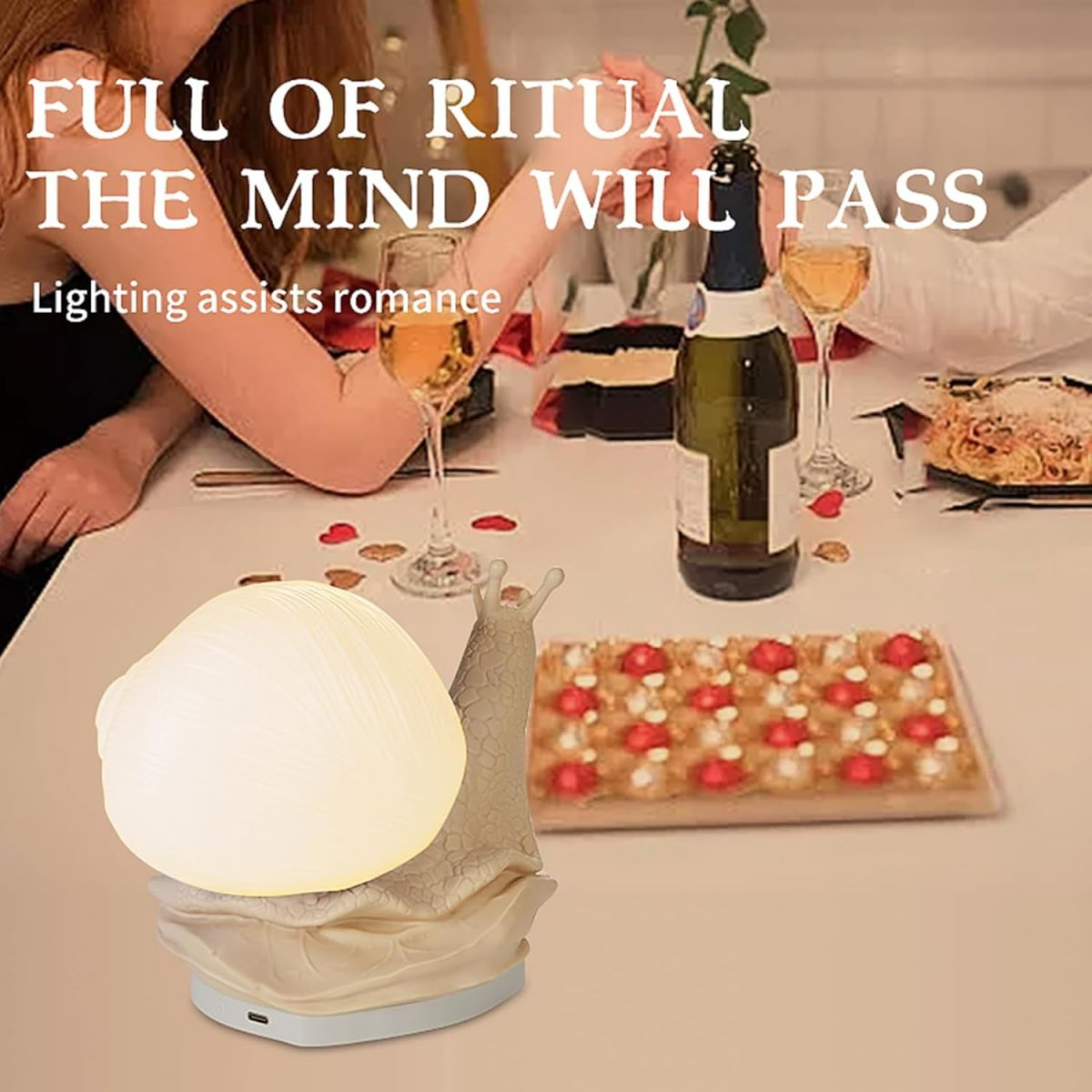 Eine leuchtende schneckenförmige Lampe auf einem Tisch mit Gläsern, einer Flasche Wein und Essen.