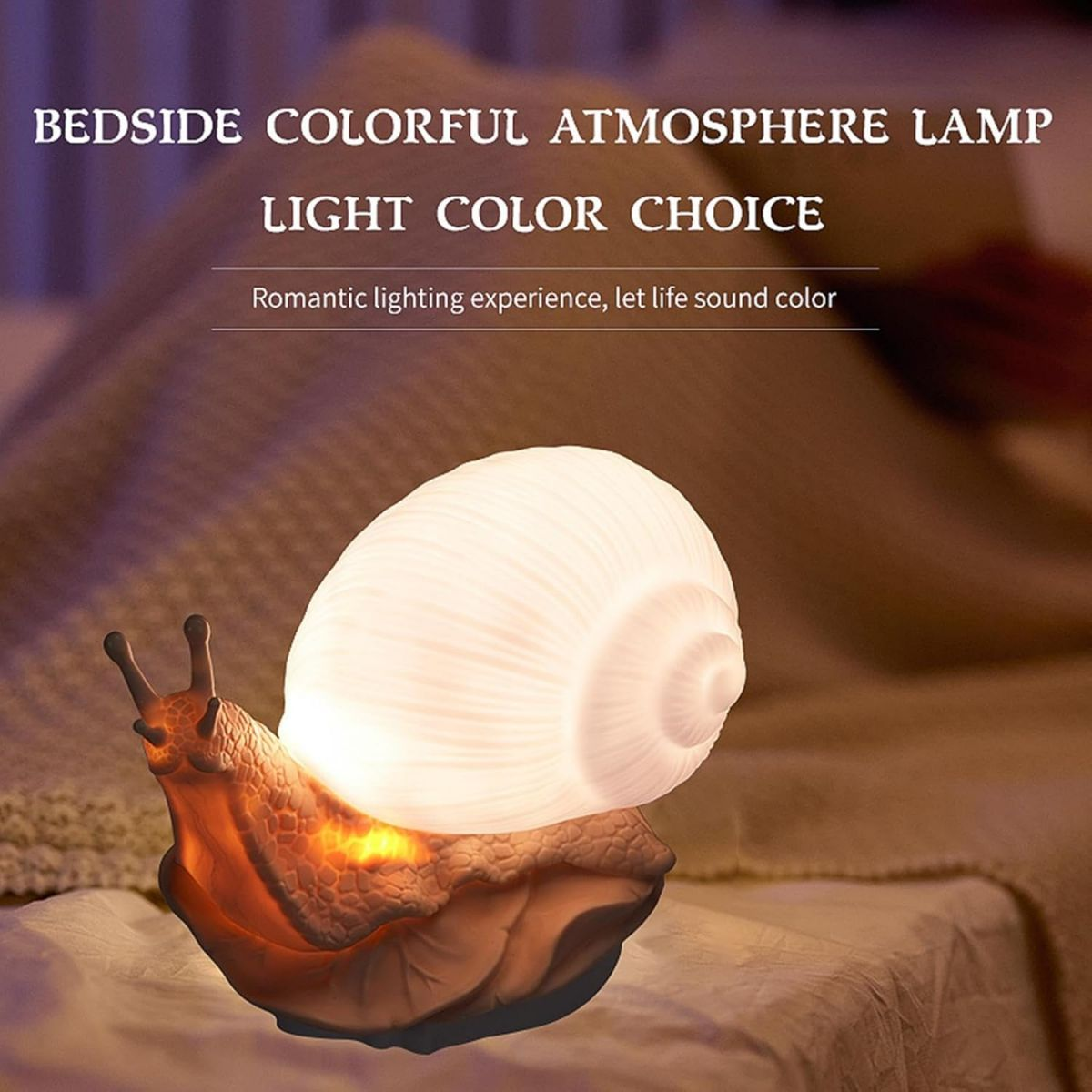 Eine leuchtende Nachttischlampe in Form einer Schnecke steht auf einem Bett mit Kissen im Hintergrund.