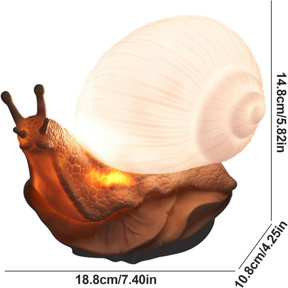 Eine bernsteinfarbene Schneckenlampe mit Maßen: 18,8 cm lang, 10,8 cm breit und 14,8 cm hoch.