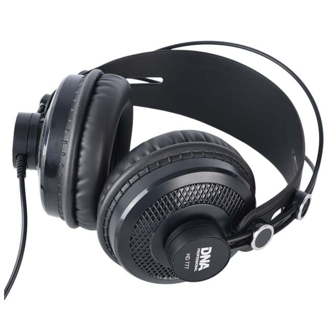 Schwarze Over-Ear-Kopfhörer mit gepolsterten Ohrmuscheln und Kabel auf weißem Hintergrund.