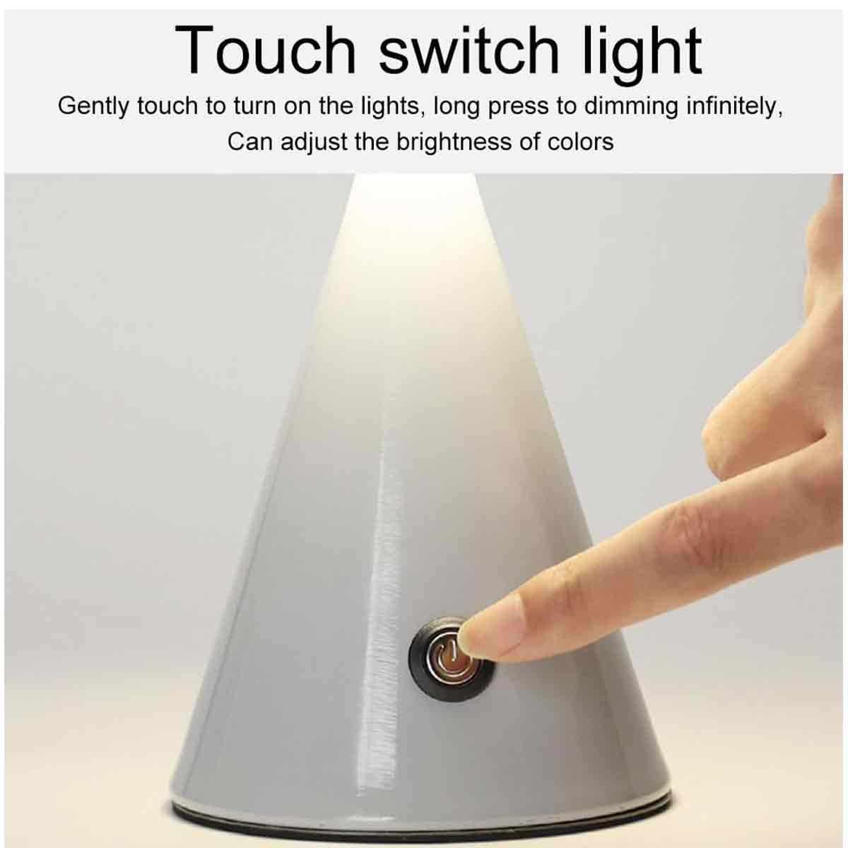 Ein Finger berührt den Berührungsschalter einer grauen, kegelförmigen Lampe.