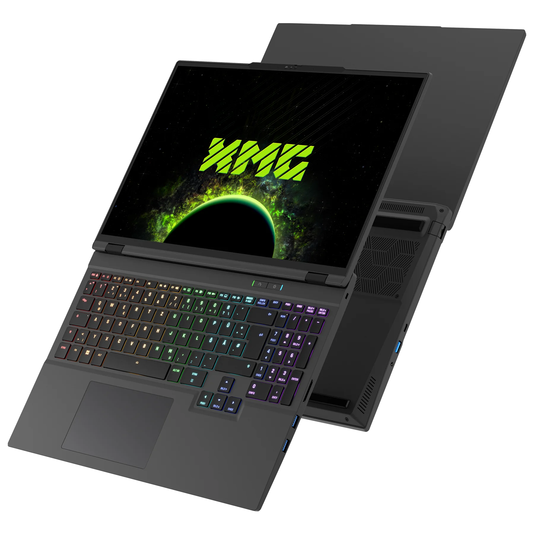 Ein schwarzer XMG-Gaming-Laptop mit RGB-Tastatur und grünem Bildschirmhintergrund vor dunklem Hintergrund.