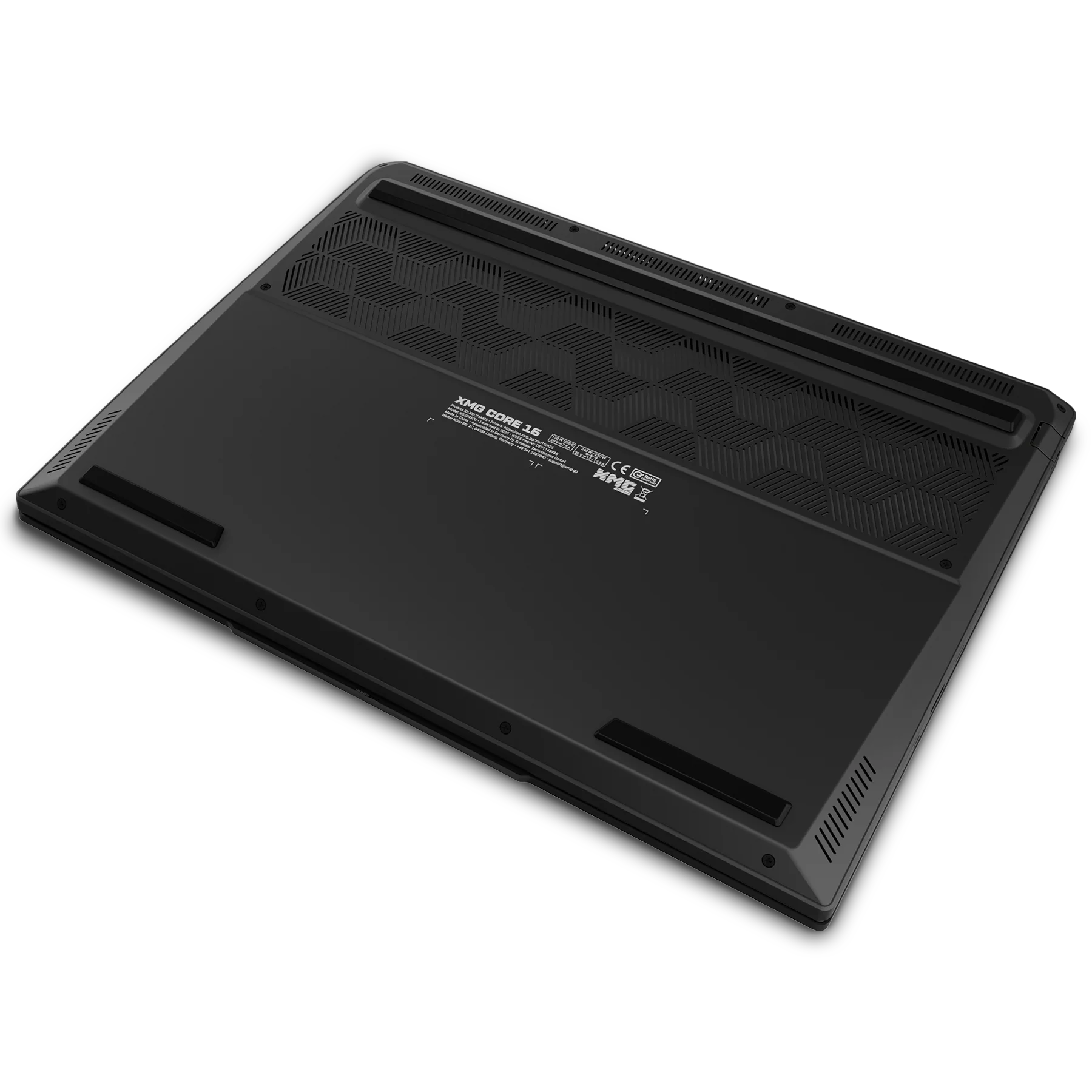 Unterseite eines schwarzen Laptops mit Gummifüssen, Lüftungsschlitzen und Produktdaten.