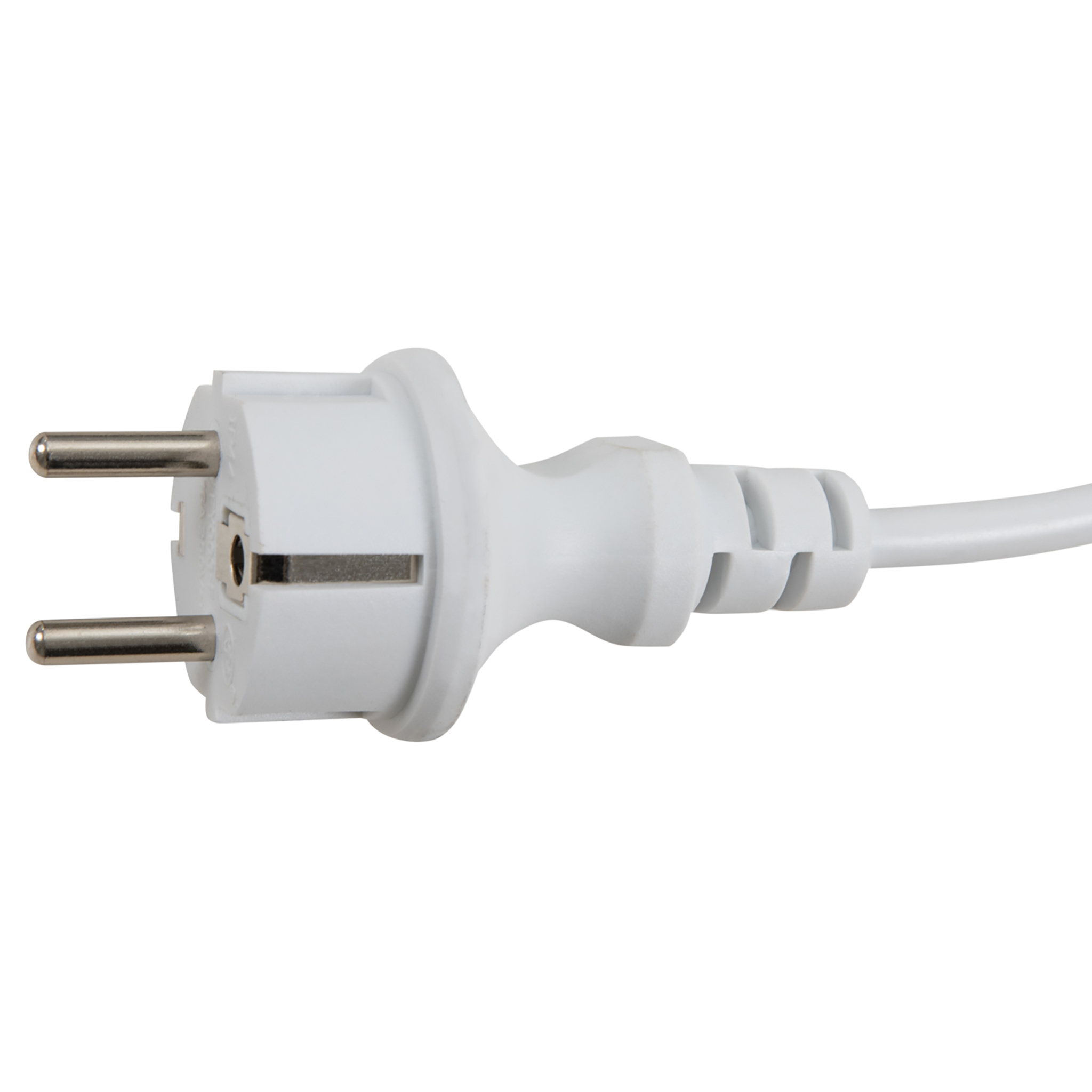 Ein weißer Typ-F-Netzstecker mit Metallstiften auf weißem Hintergrund.